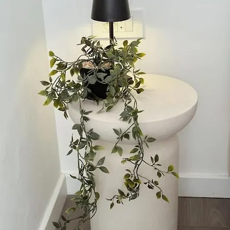 Lovely 1 Bedroom Near With Private Parking *