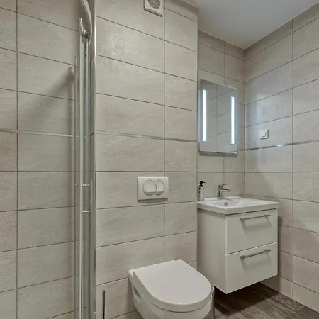 Lovely 1 Bedroom Near With Private Parking