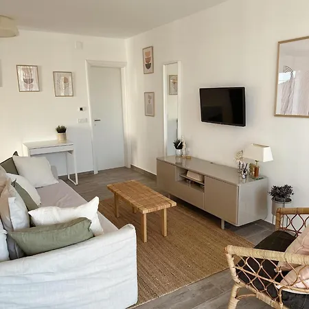 Lovely 1 Bedroom Near With Private Parking Apartmán *