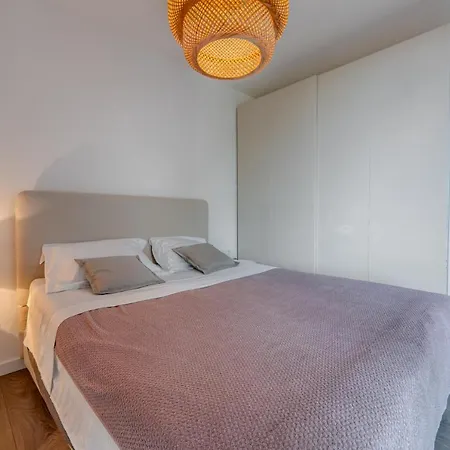 Lovely 1 Bedroom Near With Private Parking *