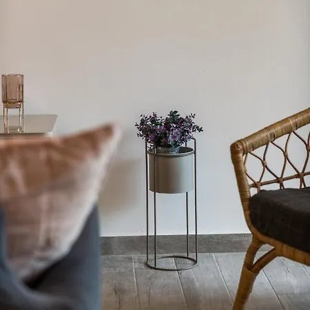 Lovely 1 Bedroom Near With Private Parking