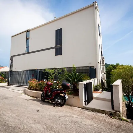 Lovely 1 Bedroom Near With Private Parking *