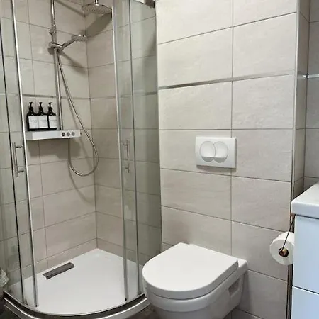 Lovely 1 Bedroom Near With Private Parking