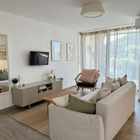 Lovely 1 Bedroom Near With Private Parking Apartment
